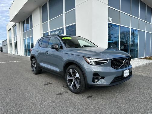 2023 Volvo XC40 B5 Plus Dark Theme