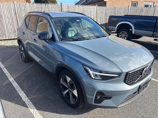 2023 Volvo XC40 B5 Plus Dark Theme