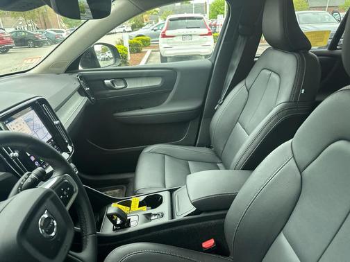Onyx Black 2026 Volvo XC40 Core, B5 AWD Gas (mild hybrid), Dark