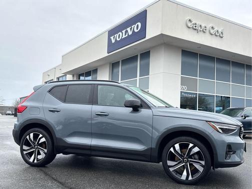 2023 Volvo XC40 B5 Plus Dark Theme