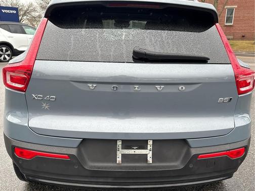 2023 Volvo XC40 B5 Plus Dark Theme