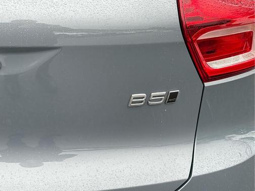 2023 Volvo XC40 B5 Plus Dark Theme