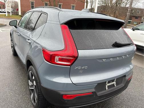 2023 Volvo XC40 B5 Plus Dark Theme