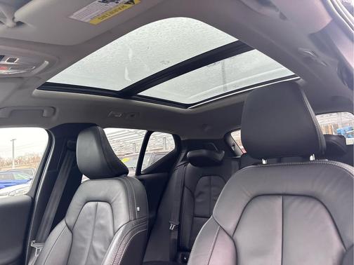 2023 Volvo XC40 B5 Plus Dark Theme