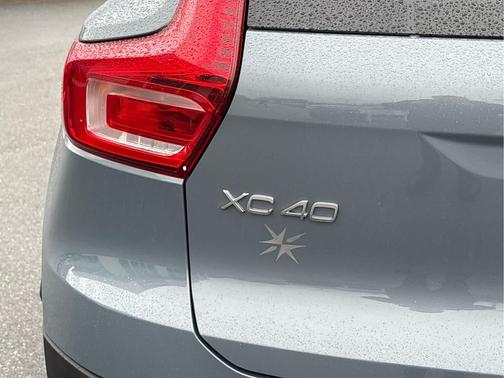2023 Volvo XC40 B5 Plus Dark Theme