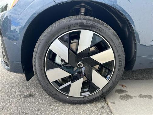 2025 Volvo XC60 Plug-In Hybrid T8 Plus