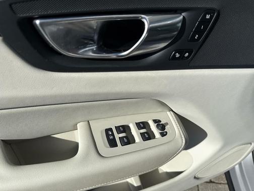Silver Dawn Metallic 2023 Volvo XC60 B5 Plus Bright Theme