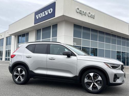 2023 Volvo XC40 B5 Plus Dark Theme