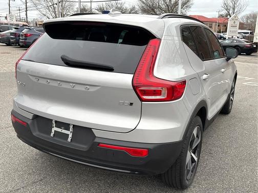 2023 Volvo XC40 B5 Plus Dark Theme