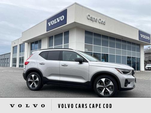 2023 Volvo XC40 B5 Plus Dark Theme