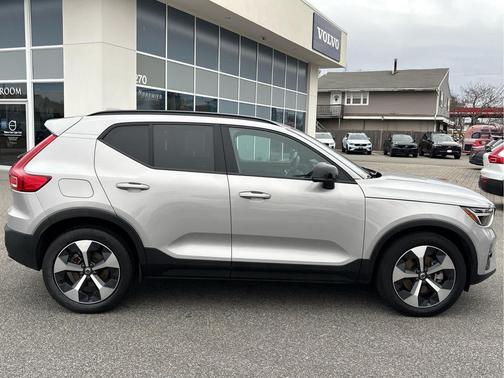2023 Volvo XC40 B5 Plus Dark Theme