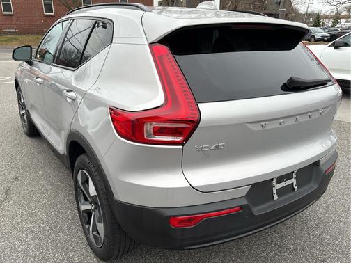 2023 Volvo XC40 B5 Plus Dark Theme