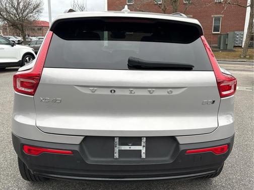 2023 Volvo XC40 B5 Plus Dark Theme