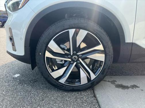 2025 Volvo XC40 B5 Plus Dark Theme