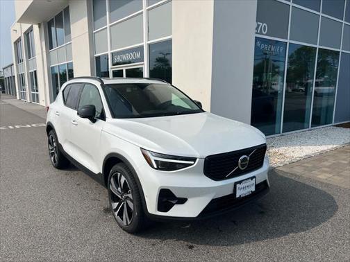 2025 Volvo XC40 B5 Plus Dark Theme