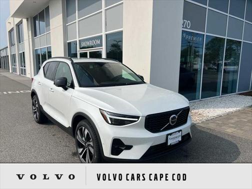 2025 Volvo XC40 B5 Plus Dark Theme