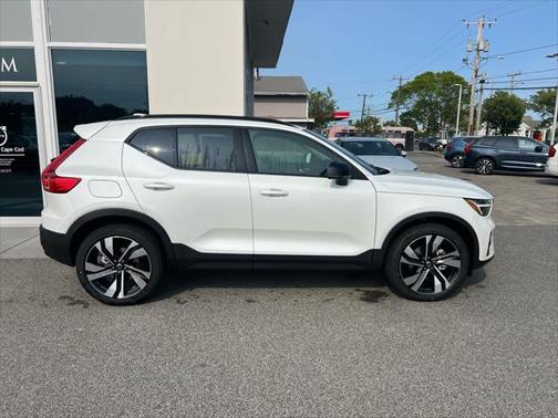 2025 Volvo XC40 B5 Plus Dark Theme
