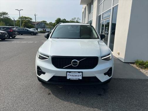 2025 Volvo XC40 B5 Plus Dark Theme