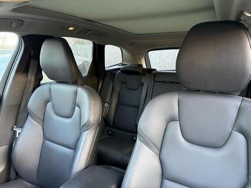 2023 Volvo XC60 B5 Plus Dark Theme