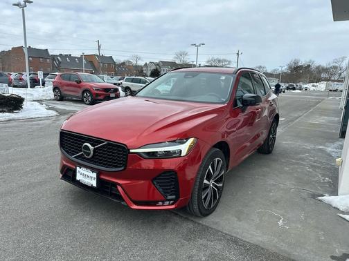 2023 Volvo XC60 B5 Plus Dark Theme