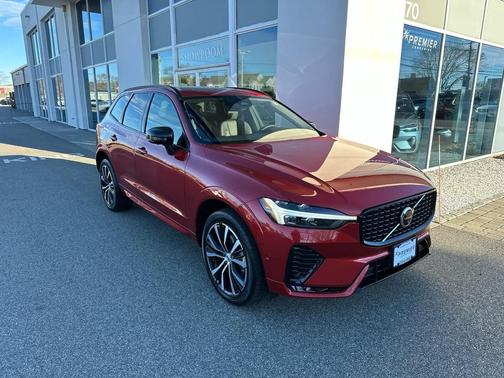2023 Volvo XC60 B5 Plus Dark Theme