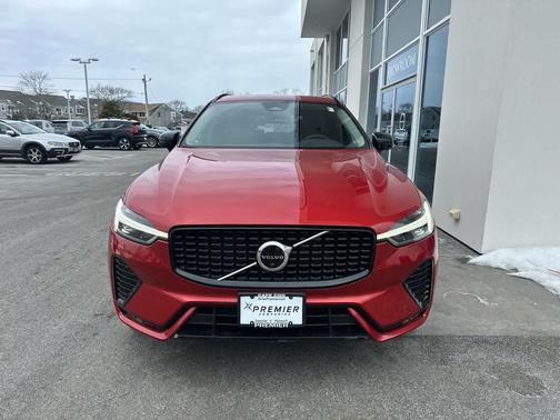 2023 Volvo XC60 B5 Plus Dark Theme