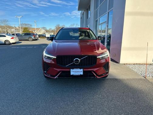 2023 Volvo XC60 B5 Plus Dark Theme