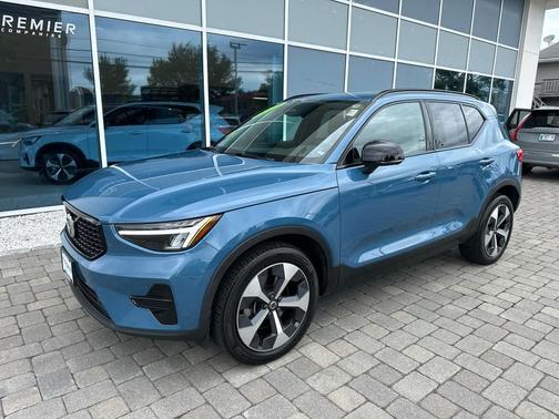 Fjord Blue Metallic 2024 Volvo XC40 B5 Core Dark Theme