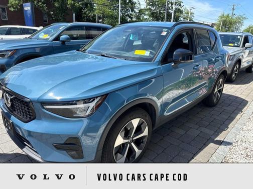 Fjord Blue Metallic 2024 Volvo XC40 B5 Core Dark Theme