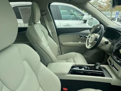 Crystal White Metallic 2025 Volvo XC90 B5 Core