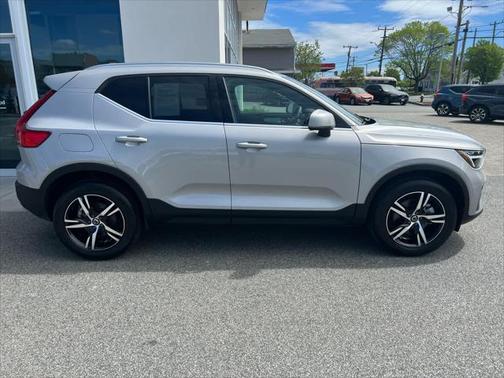 2025 Volvo XC40 B5 Core Bright Theme