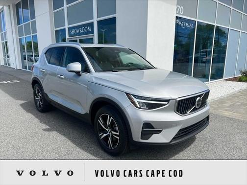 2025 Volvo XC40 B5 Core Bright Theme