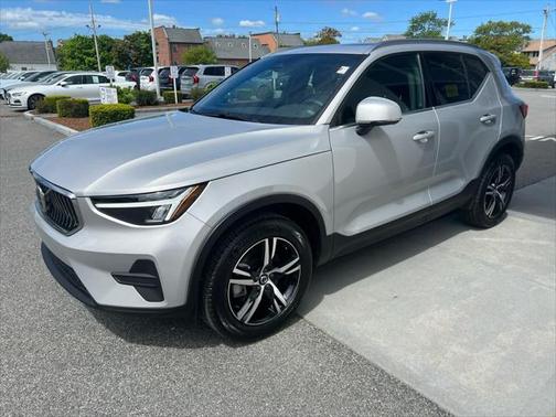 2025 Volvo XC40 B5 Core Bright Theme