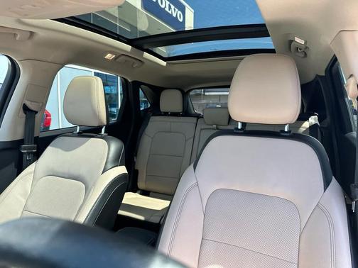 STAR WHITE METALLIC TRI-COAT 2020 Ford Escape Titanium