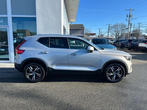 2023 Volvo XC40 B5 Plus Bright Theme