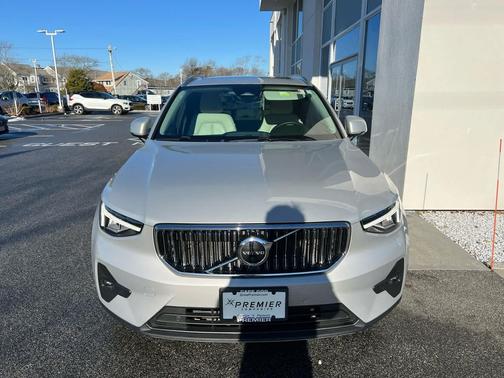 2023 Volvo XC40 B5 Plus Bright Theme