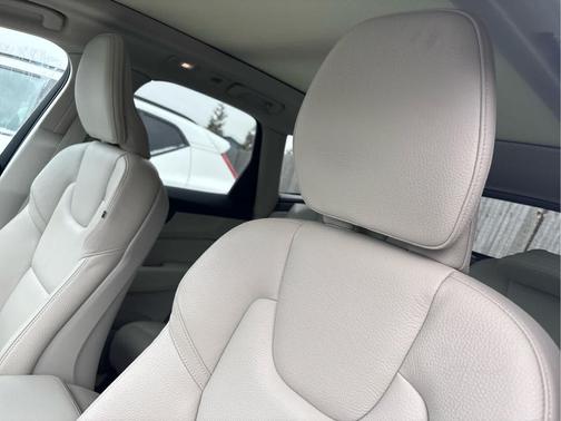 2024 Volvo XC60 B5 Core Dark Theme