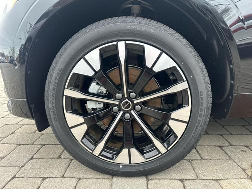 Onyx Black Metallic 2026 Volvo XC60 B5 Plus