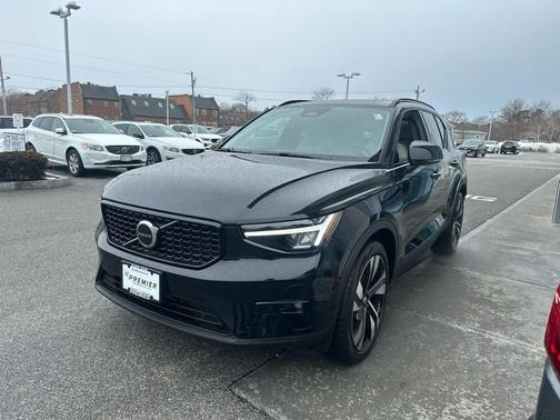 2023 Volvo XC40 B5 Plus Dark Theme