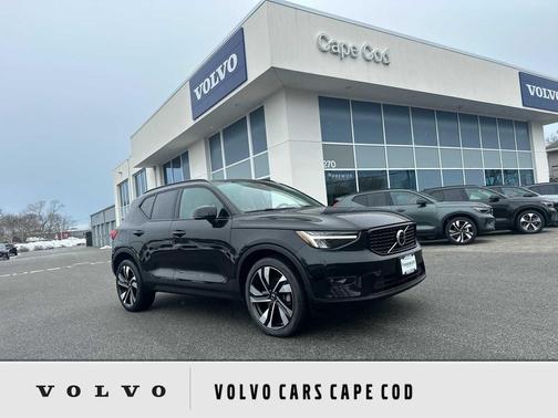 2023 Volvo XC40 B5 Plus Dark Theme