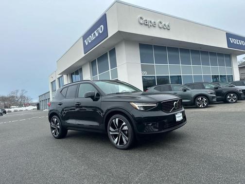 2023 Volvo XC40 B5 Plus Dark Theme