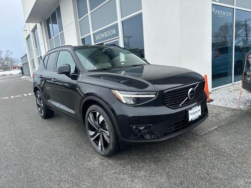 2023 Volvo XC40 B5 Plus Dark Theme
