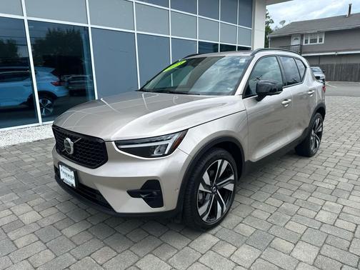 Bright Dusk Metallic 2023 Volvo XC40 B5 Plus Dark Theme