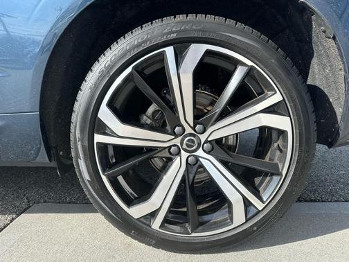 2023 Volvo XC60 B5 Ultimate Dark Theme