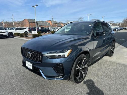 2023 Volvo XC60 B5 Ultimate Dark Theme