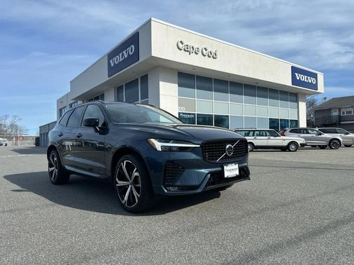 2023 Volvo XC60 B5 Ultimate Dark Theme