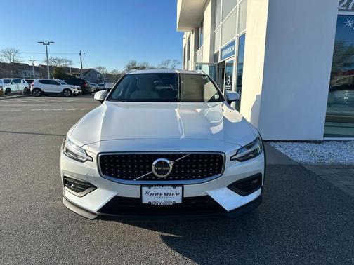 2025 Volvo V60 Cross Country Plus, B5 AWD Gas (mild hybrid)