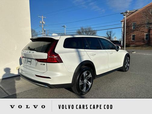 2025 Volvo V60 Cross Country Plus, B5 AWD Gas (mild hybrid)
