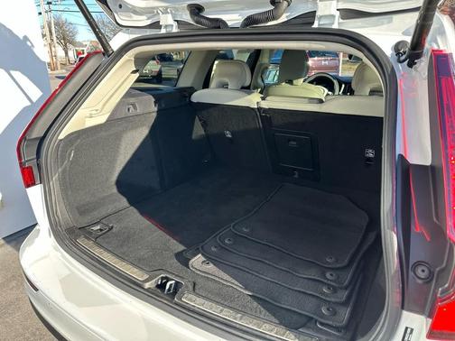 2025 Volvo V60 Cross Country Plus, B5 AWD Gas (mild hybrid)