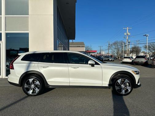 2025 Volvo V60 Cross Country Plus, B5 AWD Gas (mild hybrid)
